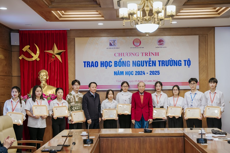 Trao học bổng Nguyễn Trường Tộ cho sinh viên Trường ĐHSP Hà Nội 2, năm học 2024-2025