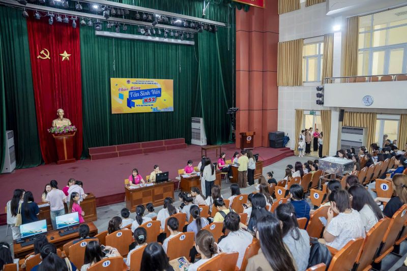 Trường ĐHSP Hà Nội 2 rộn ràng đón tân sinh viên K52 nhập học