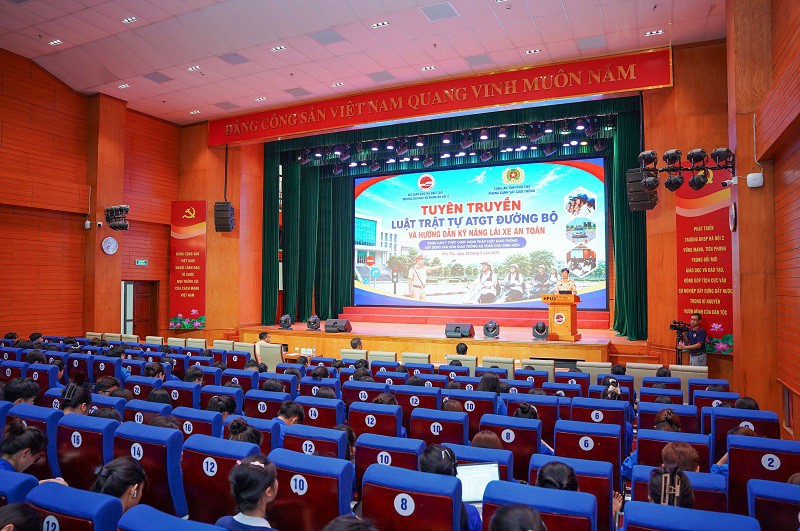 Chương trình “Tuyên truyền, phổ biến pháp luật về an toàn giao thông đường bộ và hướng dẫn kỹ năng lái xe an toàn cho sinh viên”