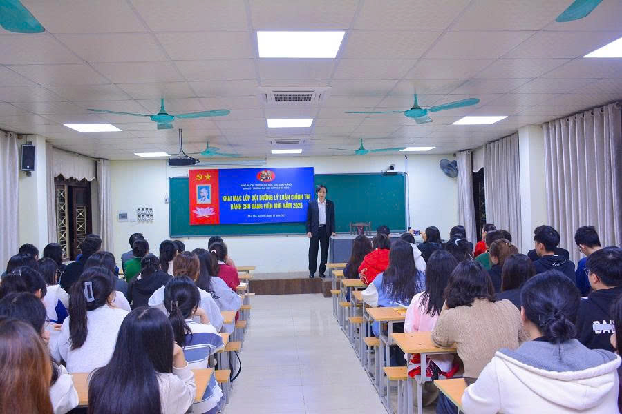 Khai giảng lớp bồi dưỡng lý luận chính trị dành cho đảng viên mới năm 2025