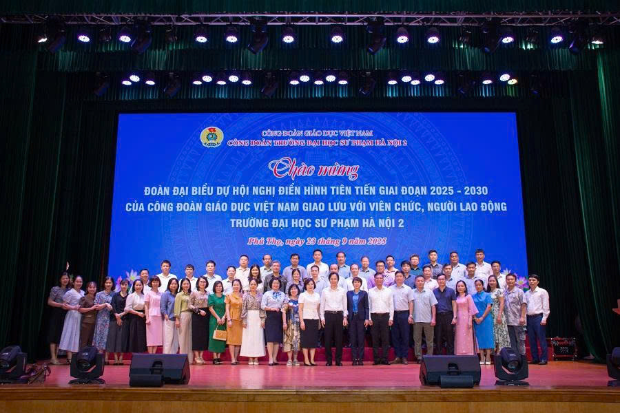 Đoàn đại biểu dự Hội nghị điển hình tiên tiến Công đoàn Giáo dục Việt Nam giao lưu với viên chức, người lao động Trường ĐHSP Hà Nội 2