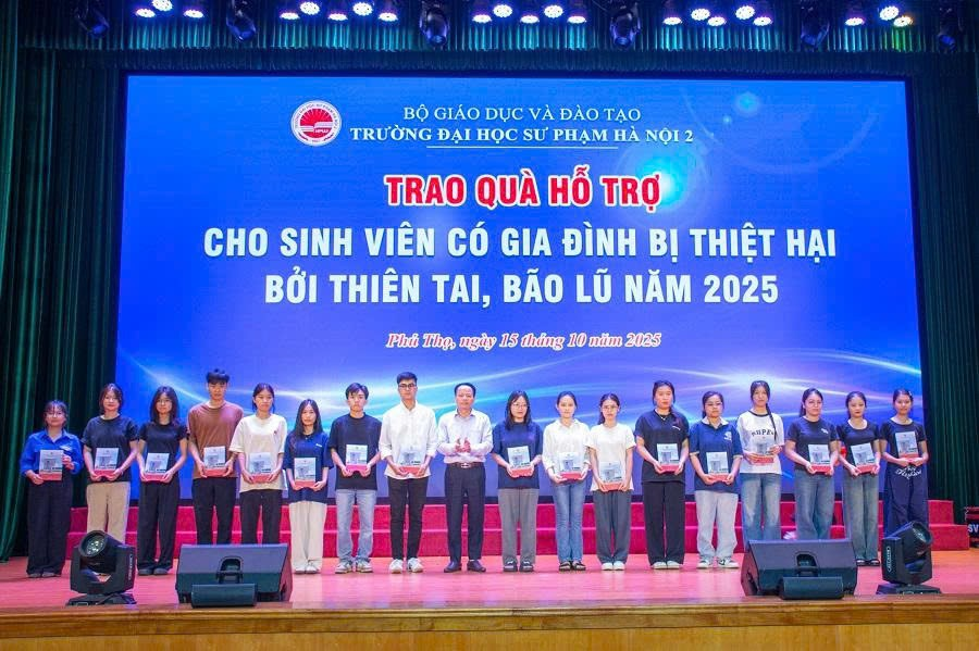 Trường ĐHSP Hà Nội 2 trao hỗ trợ cho sinh viên và gia đình chịu thiệt hại bởi thiên tai, bão lũ